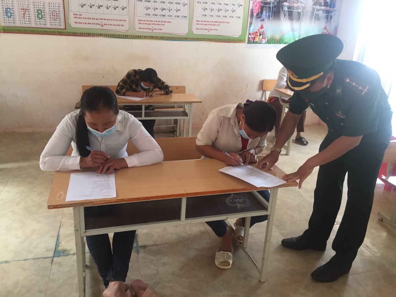 Thoát mù chữ nhờ Bộ đội Biên phòng